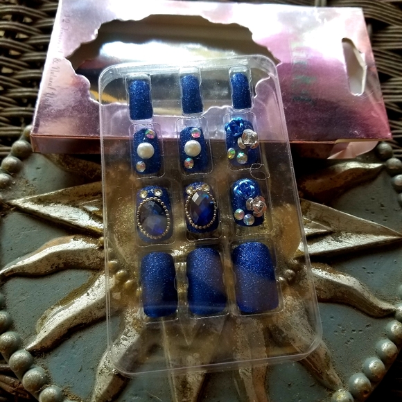 3/$25♥️ Press on Nails  Metallic Blue Rhinestone Design Nails New - Picture 5 of 6